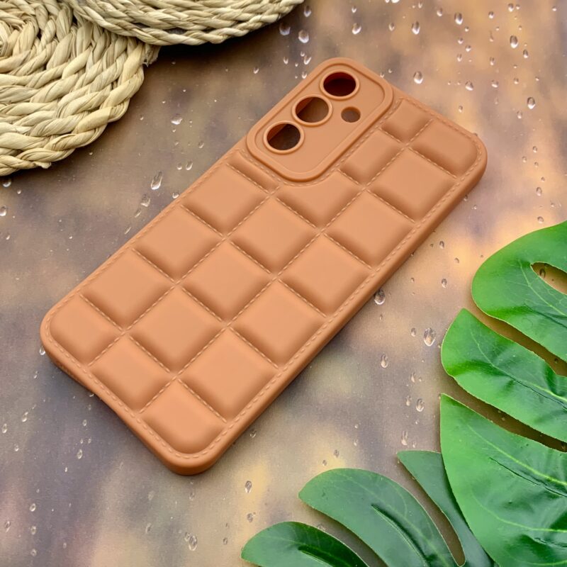 قاب گوشی Galaxy S23 FE سامسونگ سیلیکونی پافری برجسته Kit Kat محافظ لنز دار عسلی کد 56898 - Image 2