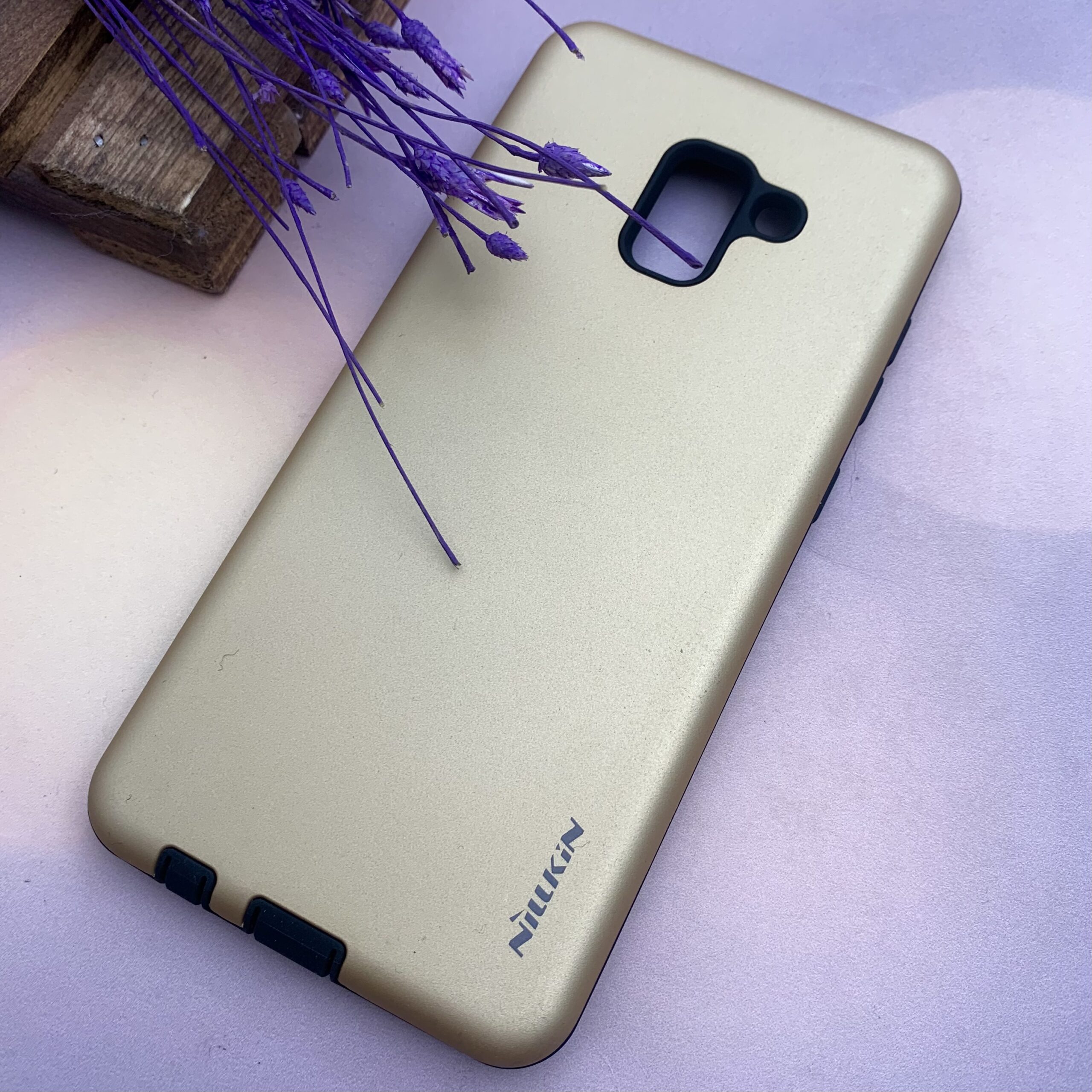قاب گوشی Galaxy A8 Plus سامسونگ دو تکه Nillkin ضد ضربه با محافظ سوکت شارژ طلایی کد 83840 - Image 2