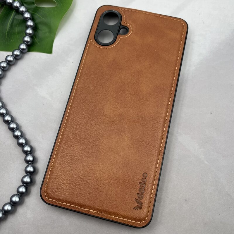قاب گوشی Galaxy A06 سامسونگ کلاسیک برند DADOO دادوو چرمی دوخت دار اورجینال محافظ لنز دار رنگ عسلی کد 17554 - Image 2