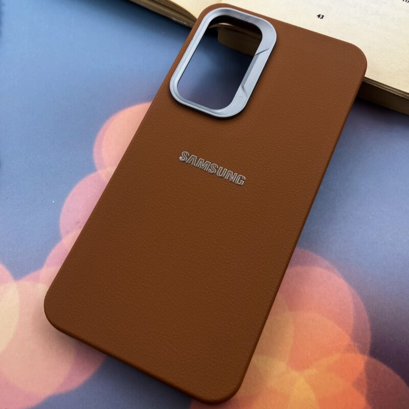 قاب گوشی Galaxy S23 FE سامسونگ Leather Design طرح چرم لوگو برجسته لنز کروم اسپرت عسلی کد 53061 - Image 2
