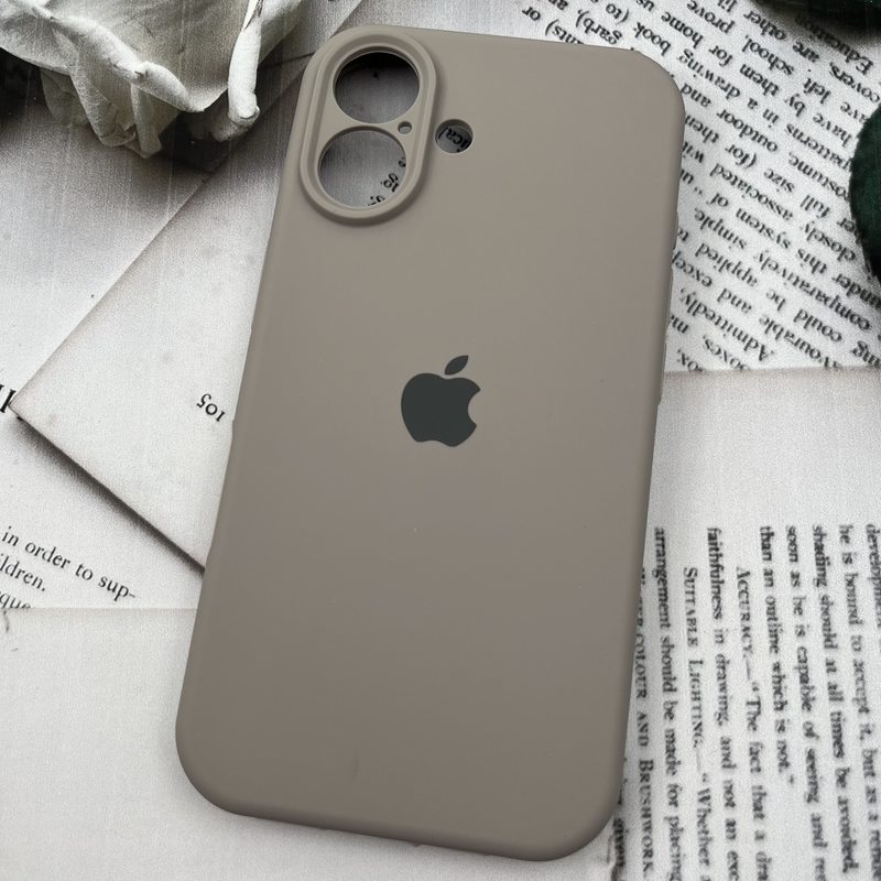 قاب گوشی iPhone 16 آیفون سیلیکونی پاک کنی اورجینال داخل پارچه ای محافظ لنز دار رنگ خاکی کد 65359 - Image 2