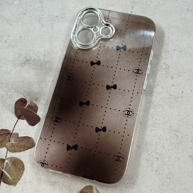 قاب گوشی iPhone 16 آیفون Brand Case لاکچری شاین دار طرح پاپیون شنل محافظ لنز دار Silver کد 26271 - Image 2