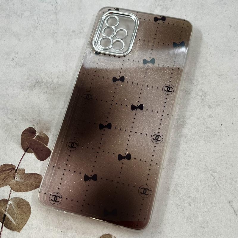 قاب گوشی Galaxy A51 سامسونگ Brand Case لاکچری شاین دار طرح پاپیون شنل محافظ لنز دار Silver کد 96137 - Image 2