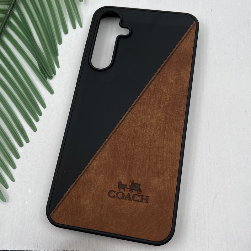 قاب گوشی Galaxy A55 سامسونگ چرم Coach کلاسیک طرح دوخت مشکی عسلی کد 54508 - Image 2