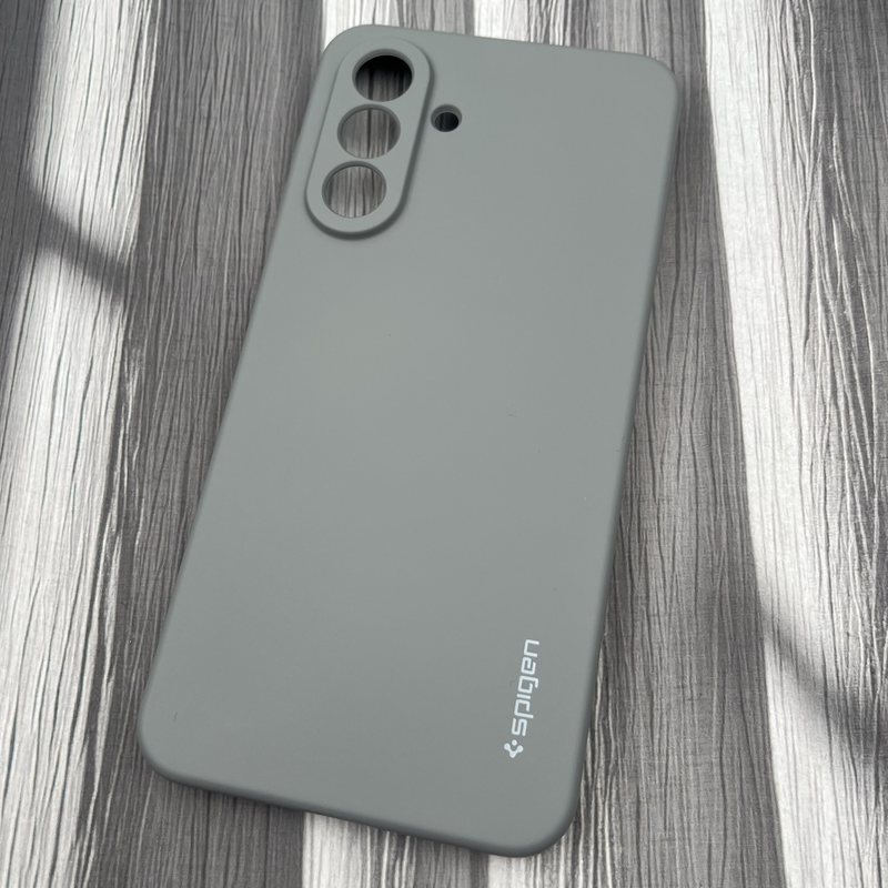 قاب گوشی Galaxy S24 FE سامسونگ سیلیکونی Spigen اورجینال داخل پارچه ای محافظ لنز دار طوسی کد 67463 - Image 2
