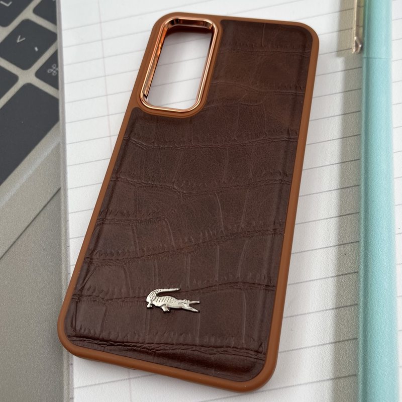 قاب گوشی Galaxy S23 FE سامسونگ Lacoste چرم کروکودیل برجسته لنز متال قهوه ای کد 78425 - Image 2
