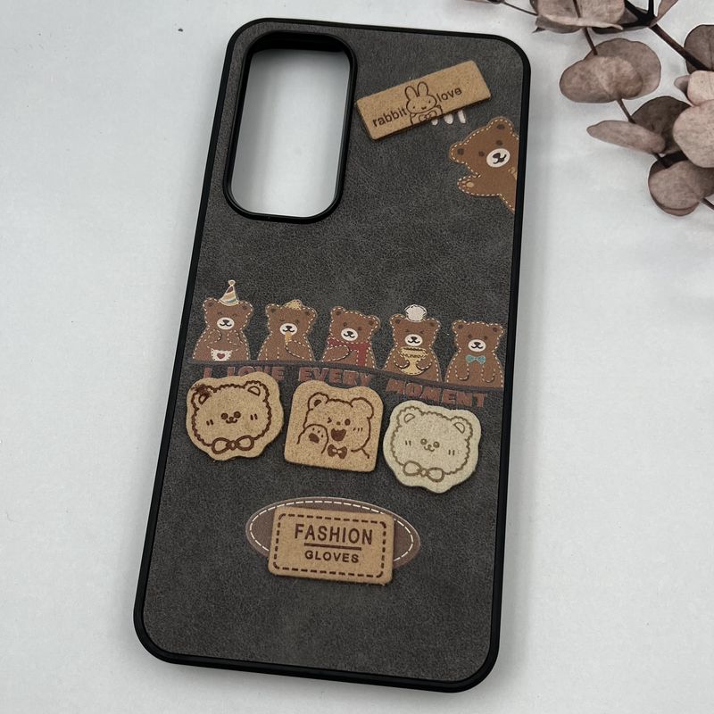 قاب گوشی Galaxy S24 FE سامسونگ Leather Case دور سیلیکونی عروسکی برجسته طرح تدی تیتانیوم کد 24497 - Image 2