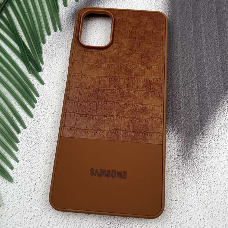 قاب گوشی Galaxy A06 سامسونگ چرمی کروکودیل اورجینال برجسته لاکچری رنگ عسلی کد 79951 - Image 2