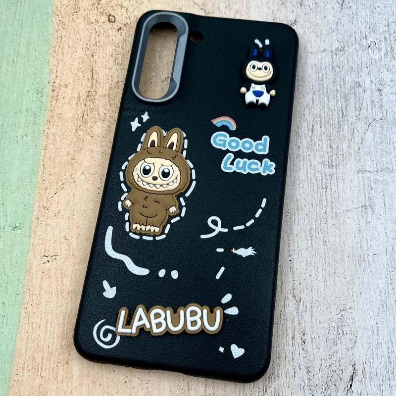 قاب گوشی Galaxy S21 FE سامسونگ Texture سیلیکونی Leather Case عروسکی برجسته طرح لبوبو لنز کرومی مشکی کد 25088 - Image 2
