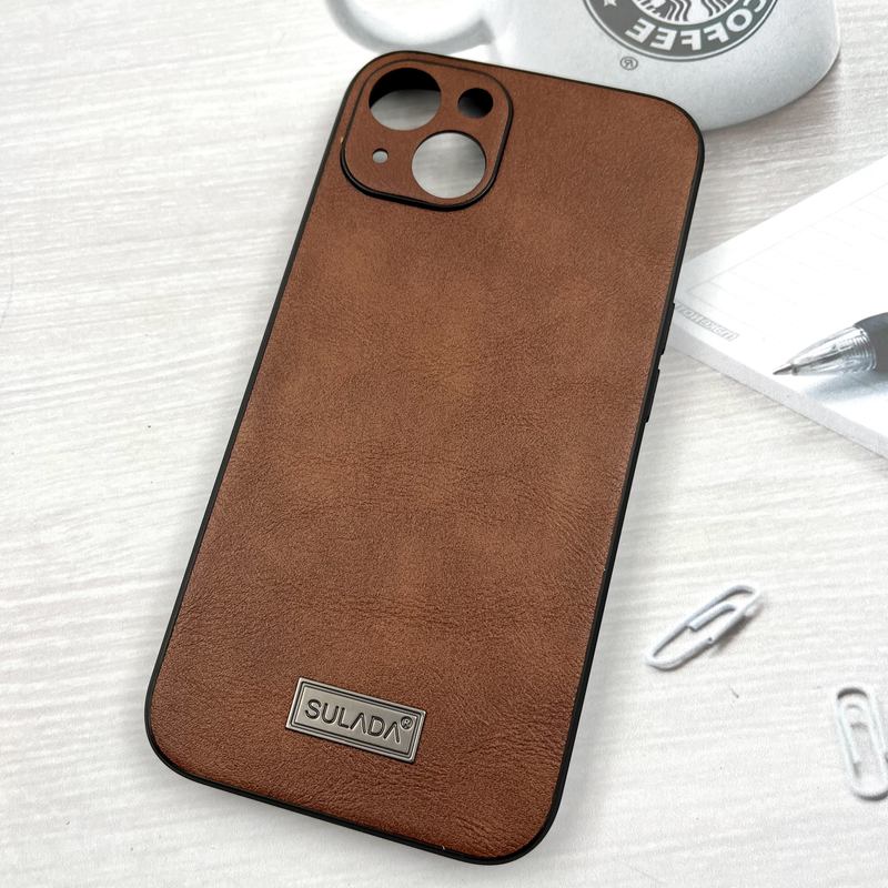 قاب گوشی iPhone 13 / iphone 14 آیفون چرمی کلاسیک پلاک دار SULADA محافظ لنز دار قهوه ای کد 344712 - Image 2