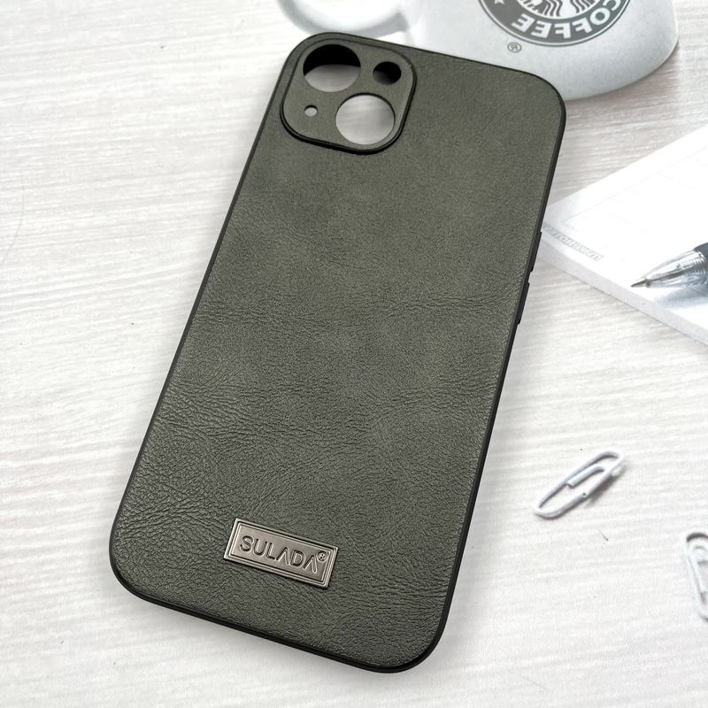 قاب گوشی iPhone 13 / iphone 14 آیفون چرمی پلاک دار SULADA اورجینال کلاسیک محافظ لنز دار تیتانیوم کد 378032 - Image 2