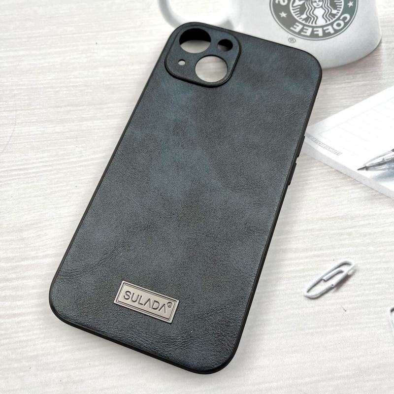 قاب گوشی iPhone 13 / iphone 14 آیفون چرمی کلاسیک پلاک دار SULADA محافظ لنز دار سرمه ای کد 658124 - Image 2
