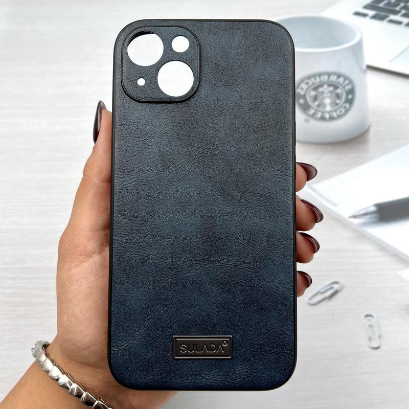 قاب گوشی iPhone 13 / iphone 14 آیفون چرمی کلاسیک پلاک دار SULADA محافظ لنز دار سرمه ای کد 658124