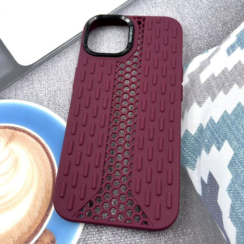 قاب گوشی iPhone 15 آیفون Honeycomb Case سیلیکونی طرح کندویی لنز برجسته ضد ضربه زرشکی کد 667213 - Image 2