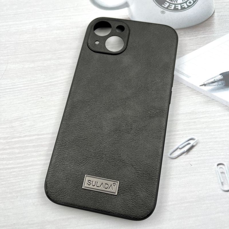 قاب گوشی iPhone 13 / iphone 14 آیفون چرمی کلاسیک پلاک دار SULADA محافظ لنز دار مشکی کد 734662 - Image 2