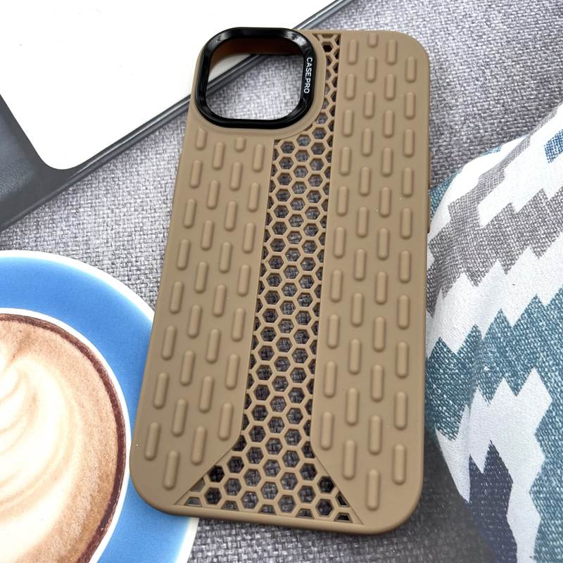 قاب گوشی iPhone 15 آیفون Honeycomb Case سیلیکونی طرح کندویی لنز برجسته ضد ضربه موکا کد 796933 - Image 2