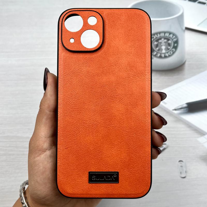 قاب گوشی iPhone 13 / iphone 14 آیفون چرمی کلاسیک پلاک دار SULADA محافظ لنز دار نارنجی کد 911525