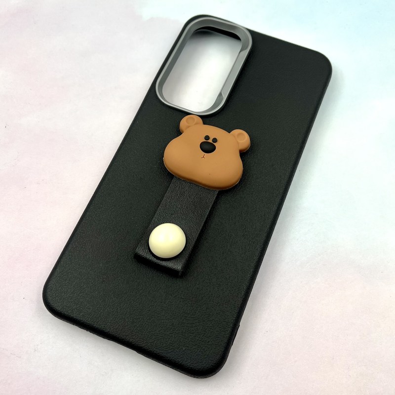 قاب گوشی Galaxy S24 FE سامسونگ Leather Design عروسکی تدی فینگر بند لنز کروم مشکی کد 426393 - Image 2